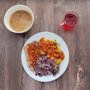 Dieta z ograniczeniem łatwoprzyswalajnych węglowodanów Zupa jarzynowa z zacierką Ziemniaki z koperkiem gotowane Bitka wieprzowa z szynki pieczona Sos cygański Surówka z kapusty białej i czerwonej Kompot owocowy